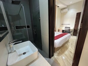 Superior Double Room | Bathroom