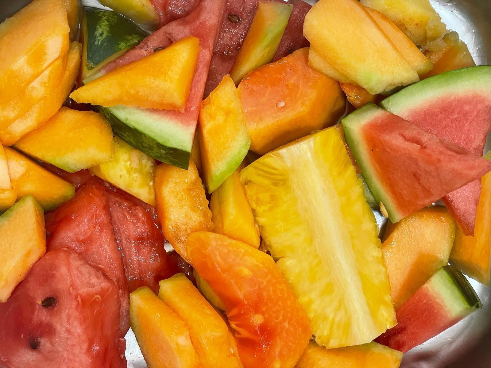 Variedad de frutas frescas como sandía, melón y piña.