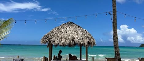 海灘、白沙、躺椅、沙灘巾