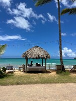 Una playa cerca, arena blanca, sillas reclinables de playa