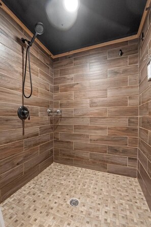 Shower, eco-friendly toiletries, hair dryer, towels - Rustic Ridge Lodge - Hot Tub, Sauna, Game Room. Close to Hiking (Rockbridge)