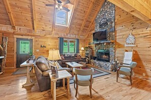 Smart TV, fireplace, video games, DVD player - Rustic Ridge Lodge - Hot Tub, Sauna, Game Room. Close to Hiking (Rockbridge)