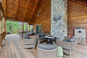 Outdoor dining - Rustic Ridge Lodge - Hot Tub, Sauna, Game Room. Close to Hiking (Rockbridge)