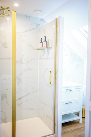 Shower, hair dryer, bidet, towels