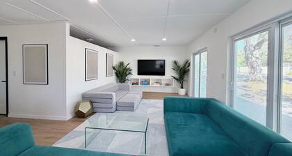 Modern Tropical Luxe Villa ~ King Beds ~ Near Lido Beach + Eateries + Downtown.
