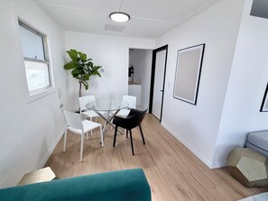 Dining - Modern Luxe king Suite~Minutes To Lido Beach + Activities + Eateries + Downtown. (Sarasota)