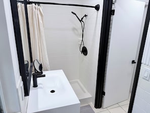 Dusche, Haartrockner, Handtücher, Seife