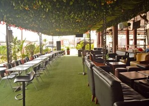 Outdoor dining - Big Apple Royale Hotel and suites (Lagos)