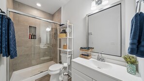 Douche, sèche-cheveux, serviettes fournies, savon