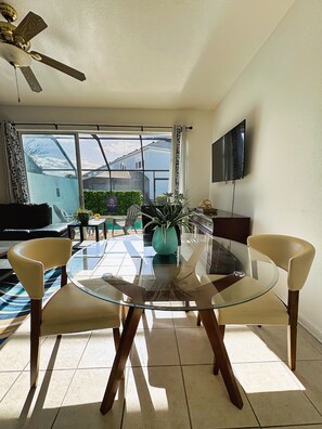 Dining - Large private pool oasis, resort + amenities, 6miles from Disney. Dream Vacation (Kissimmee)