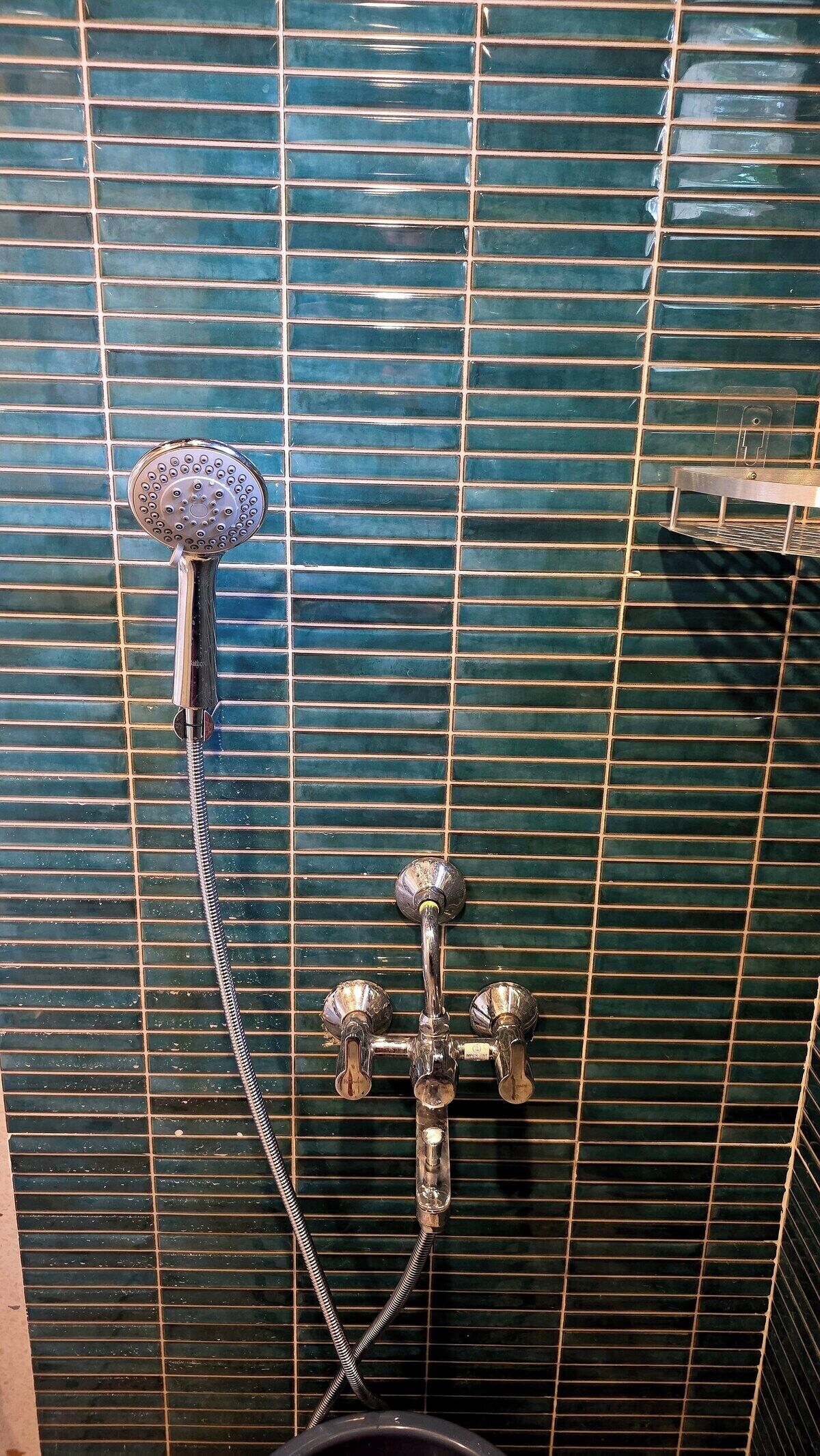 Een douche, een bubbelbad, een haardroger, handdoeken