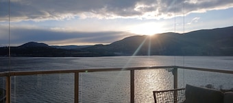 Sunset Waterfront Resort, Crown Jewel of Kelowna. Panoramic Lake Views, floor 18