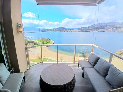 Sunset Waterfront Resort, Crown Jewel of Kelowna. Panoramic Lake Views, floor 18