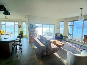 Living area - Sunset Waterfront Resort, Crown Jewel of Kelowna. Panoramic Lake Views, floor 18 (Kelowna)