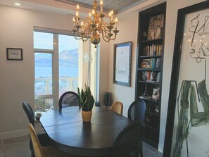 Dining - Sunset Waterfront Resort, Crown Jewel of Kelowna. Panoramic Lake Views, floor 18 (Kelowna)
