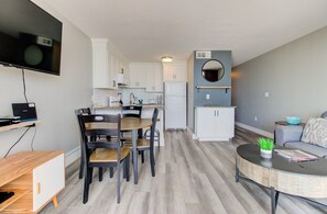 Un apartamento moderno con cocina, comedor y sala de estar.