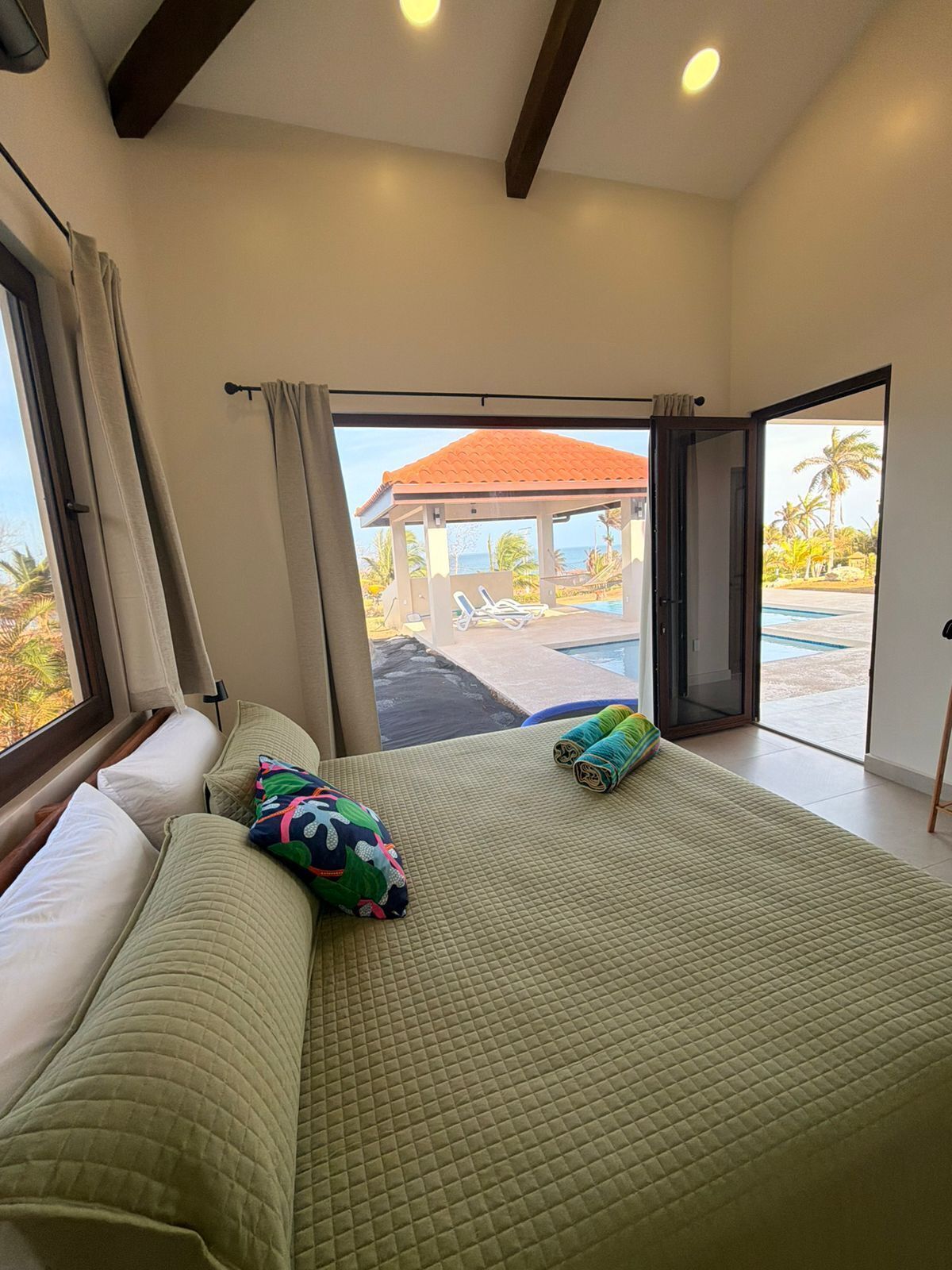 3 bedrooms, internet, bed sheets