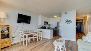 Um apartamento moderno com cozinha, sala de jantar e sala de estar.