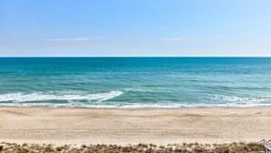 Uma praia com águas azul-claras e uma faixa de areia.