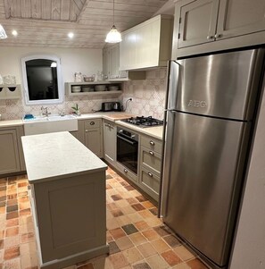 Private kitchen - LA MAISON DE LA PLAGE - GIVING (Bangor)