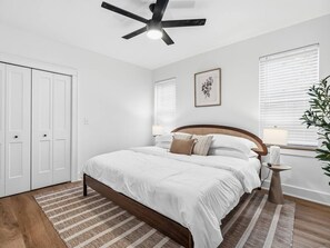 2 bedrooms, desk, iron/ironing board, WiFi
