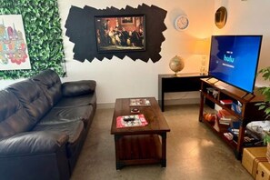 Living area - Sleeps 6 near Downtown,Soccer Stadium,Raceway,Flea Mkt,Dog Park,Wifi,Laundry,Zoo (Nashville)