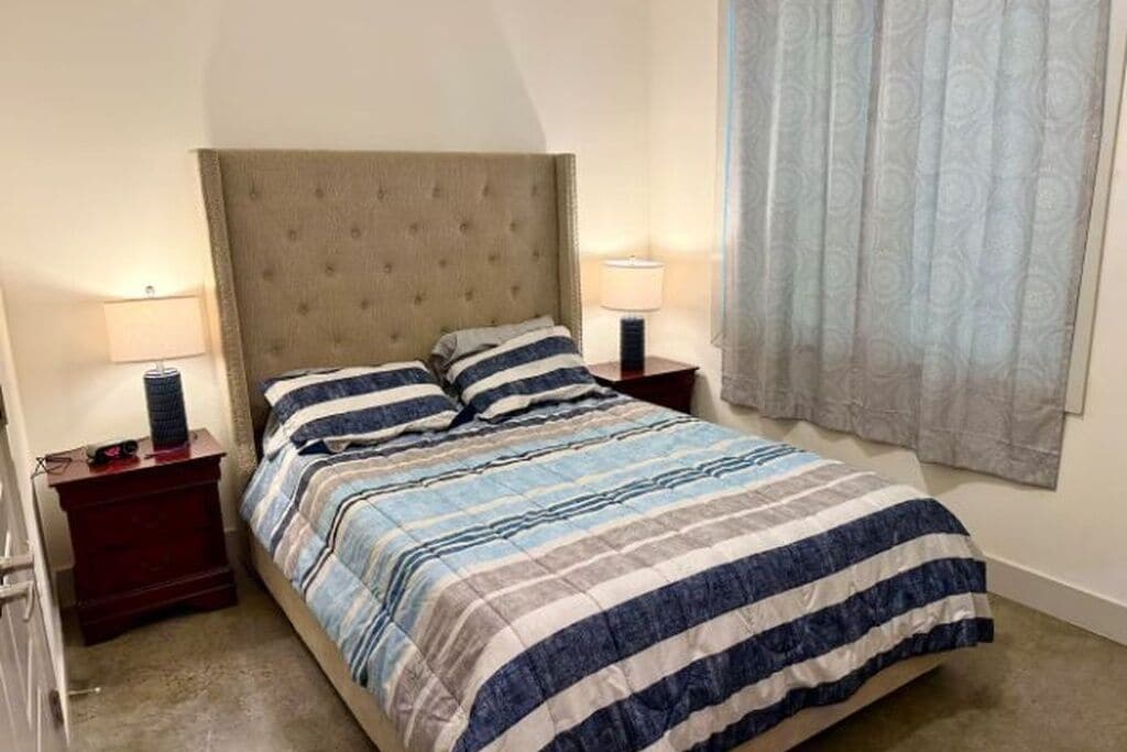 1 quarto, ferros/tábuas de passar roupa, roupa de cama