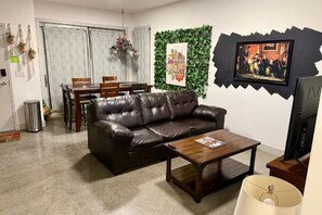 Living area - Sleeps 6 near Downtown,Soccer Stadium,Raceway,Flea Mkt,Dog Park,Wifi,Laundry,Zoo (Nashville)