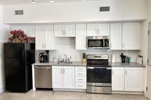 Private kitchen - Sleeps 6 near Downtown,Soccer Stadium,Raceway,Flea Mkt,Dog Park,Wifi,Laundry,Zoo (Nashville)