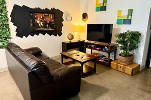 Living area - Sleeps 6 near Downtown,Soccer Stadium,Raceway,Flea Mkt,Dog Park,Wifi,Laundry,Zoo (Nashville)