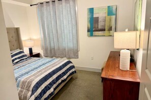 1 bedroom, iron/ironing board, bed sheets - Sleeps 6 near Downtown,Soccer Stadium,Raceway,Flea Mkt,Dog Park,Wifi,Laundry,Zoo (Nashville)