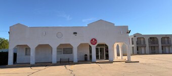 DELUXE INN SHAMROCK