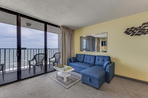 Oceanfront 1-bedroom condo in Carolina Beach, perfect for 6 guests!