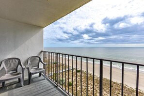 Property grounds - Oceanfront 1-bedroom condo in Carolina Beach, perfect for 6 guests! (Carolina Beach)