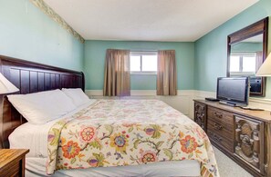Room - Oceanfront 1-Bedroom Condo at Carolina Beach, sleeps 6 with stunning views. (Carolina Beach)