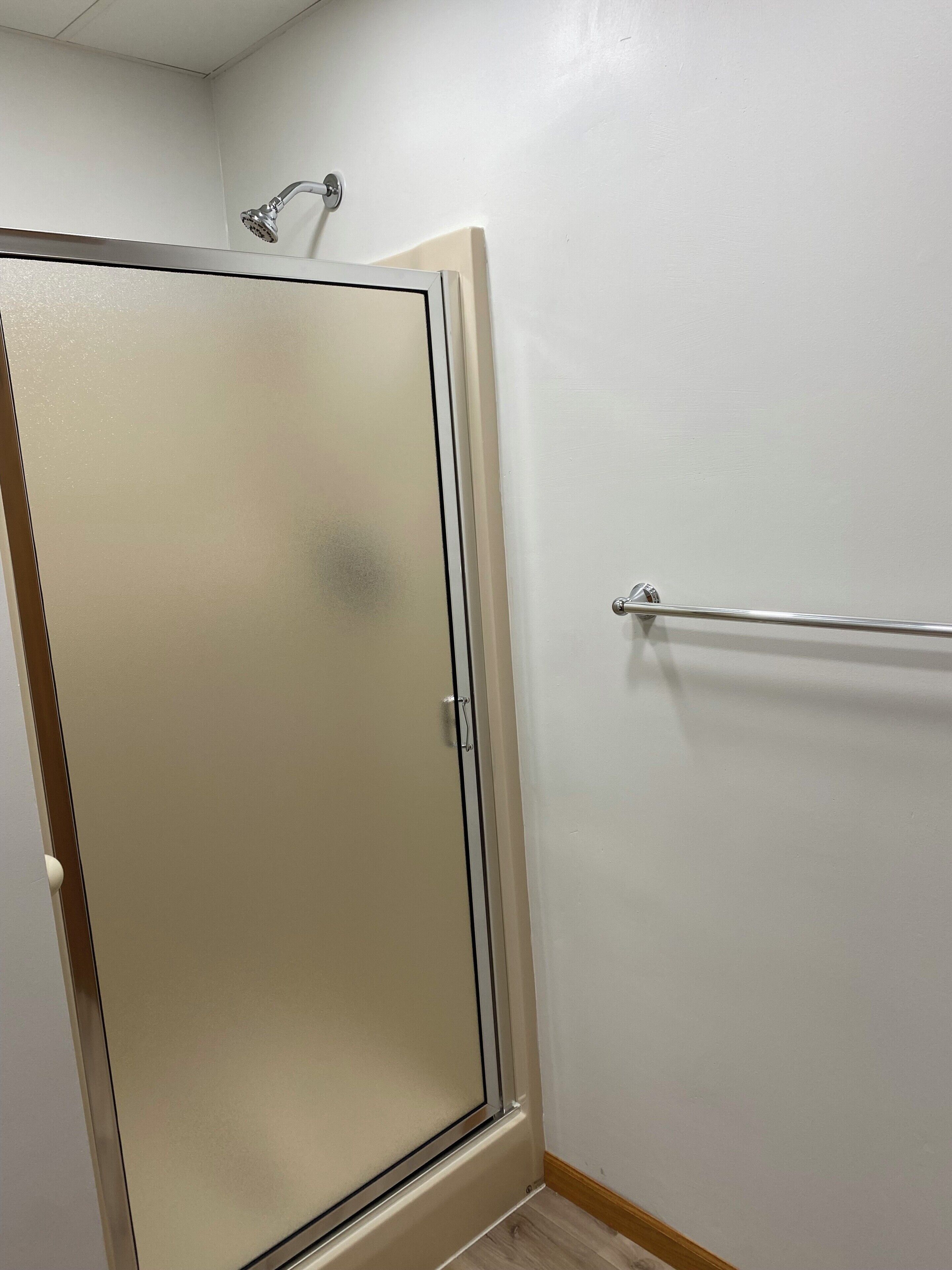Dusj, hårføner, håndklær og såpe