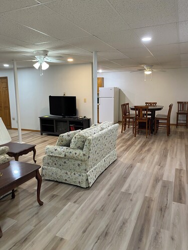 1500 sq feet, full kitchen dining and Living room with 2 Bedrooms Basement Apart