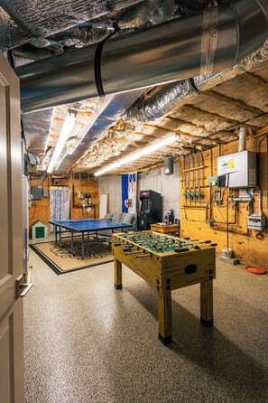 Games room - The Ultimate Group Escape: Private Mountain w Hot Tub, Pool Table, Massage Chair (Madison)