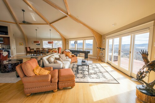 5BR Lodge, 4-Season Escape: Hot Tub, Mountain Views, Tee Box + Chef's Kitchen