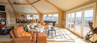 5BR Lodge, 4-Season Escape: Hot Tub, Mountain Views, Tee Box + Chef's Kitchen