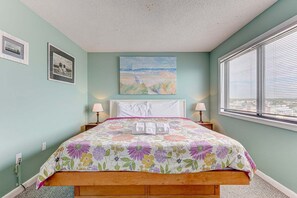Room - Breathtaking oceanfront view at Carolina Beach in a cozy 1-bedroom condo. (Carolina Beach)