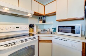 Private kitchen - Experience oceanfront bliss at 1002 in Carolina Beach, perfect for 4 guests. (Carolina Beach)