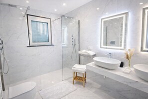 Shower, hair dryer, bidet, towels - DAVINCI49 The Apartment (Taormina)