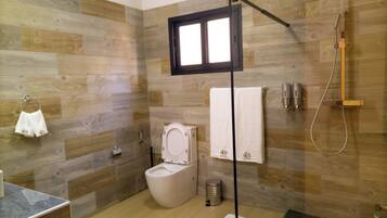 Chambre Double, vue ville | Salle de bain | Douche, articles de toilette gratuits, sĂšche-cheveux