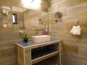 Basic dubbelrum - utsikt mot staden | Badrum