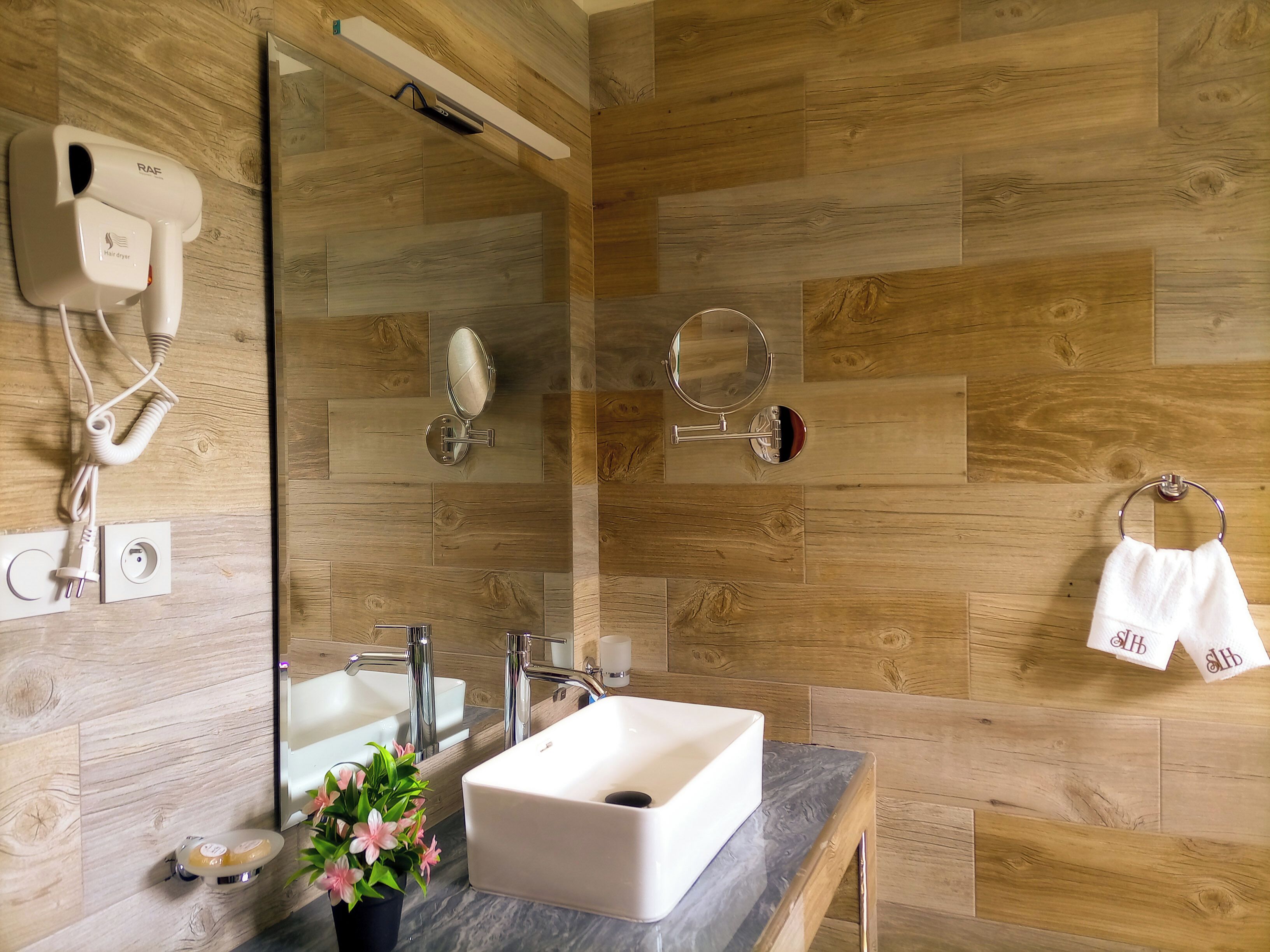 Basic Double Room, City View | Bathroom