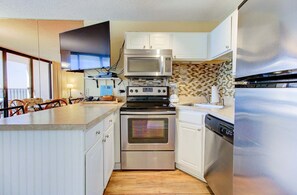 Private kitchen - Charming 1-bedroom oceanfront condo in Carolina Beach, perfect for 4 guests! (Carolina Beach)