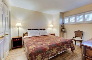 Room - Charming 1-bedroom oceanfront condo in Carolina Beach, perfect for 4 guests! (Carolina Beach)