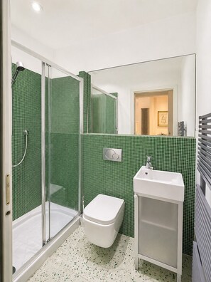 Shower, hair dryer, bidet, towels - Elegant Florence Apartment with Private Terrace (Firenze)
