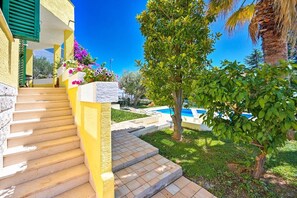A staircase leading to a building with a pool and greenery. - Afrodita - 3bedroom apartment with shared pool (Zadar)